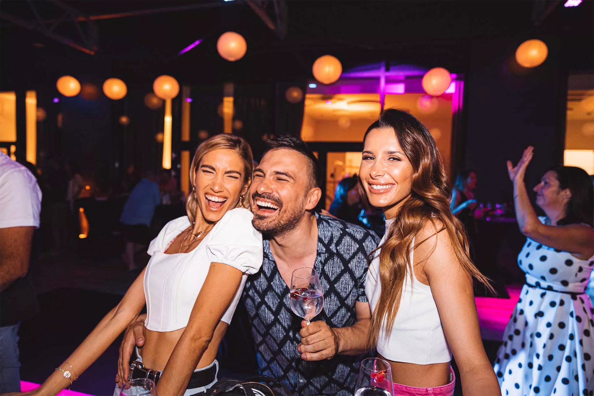 Dentelli Fashion Show – Večer mode i blistavih osmijeha na terasi Dentelli klinike